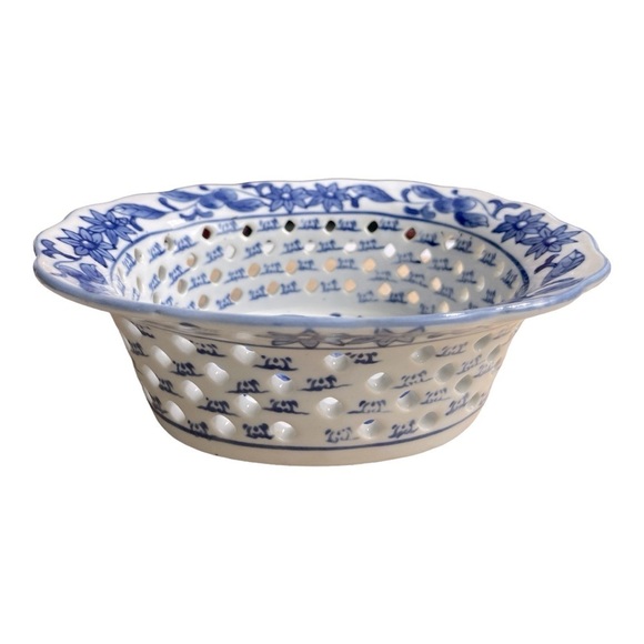 Chinoiserie Porcelain Pierced
Oval Bowl Blue and White
Blueberry Fruit Design - Picture 3 of 9